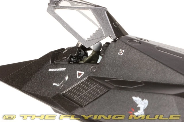 Hobby Master 1:72 F-117A Nighthawk USAF Dark Knights #88-0841 Foto 3 de 4