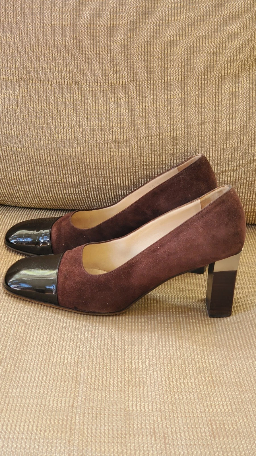 Logo CHANEL marrone cioccolato nabuk e pelle nera tacchi a blocco punta tacco a blocco taglia 9 5B