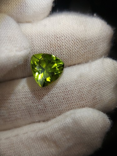 Premium peridot gemstone - faceted natural Chrysolite 4.10 CTS - Picture 9 of 10