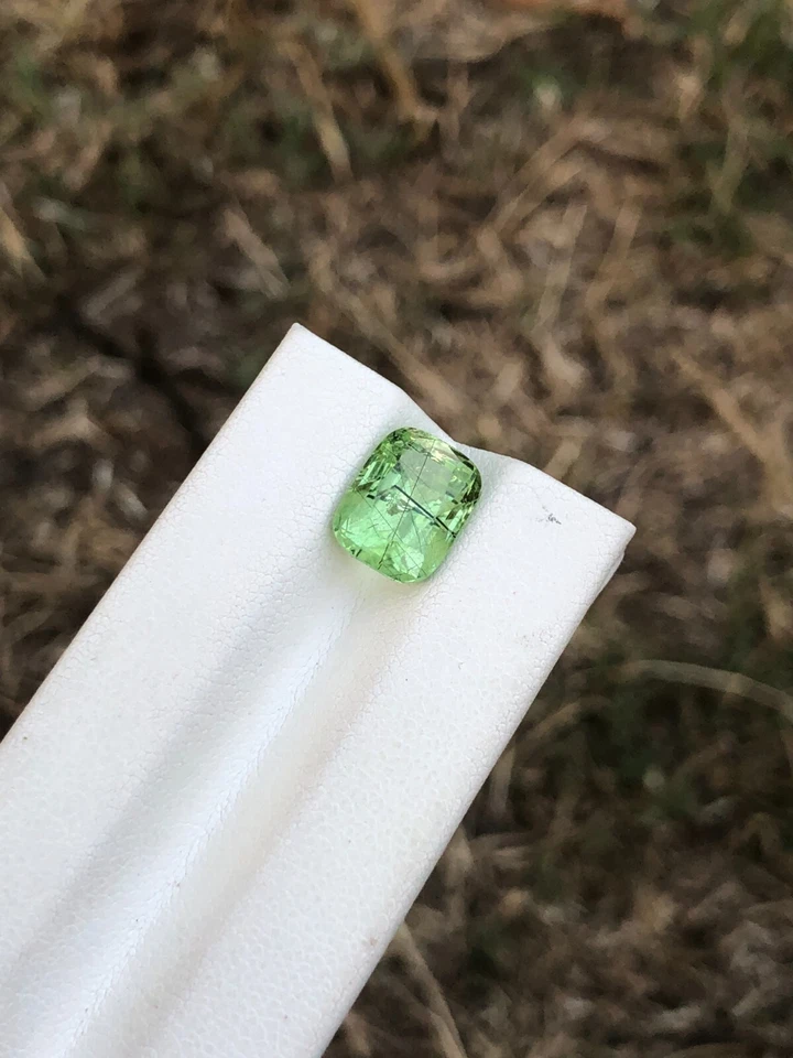 Natural Ludwigite Peridot 4.50 Carats – Apple Green Radiant Faceted Cut Gems - Image 2 of 4