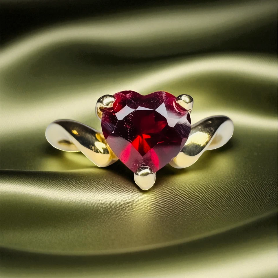 VINTAGE 10K Gold- Ruby Ring -Sz 5- .82CT Red Heart Ruby Promise Ring -1.5g - Image 4 of 4