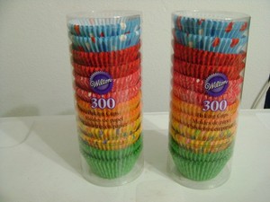 WILTON STANDARD BAKING CUPS 600 IN SEALED CLEAR CONTAINER  6 DIFFERENT DESIGNS