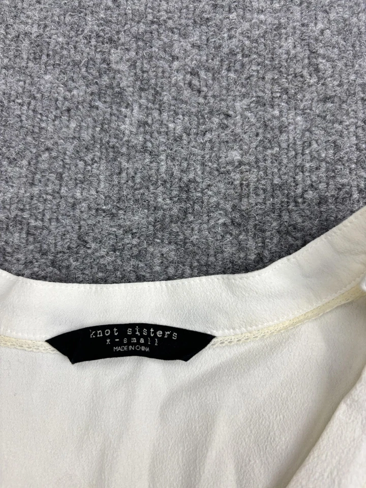 Camisa Knot Sisters para mujer XS blanca envolvente con sobrepelliz cuello en V ribete de encaje KSH016T55 Foto 2 de 4