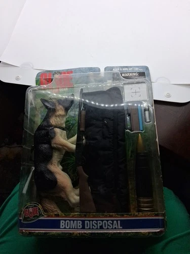2000HASBRO G.I.JOE BOMB DISPOSALBATTLEGEAR read/GERMAN SHEPHERD UNGLUE FROM CARD