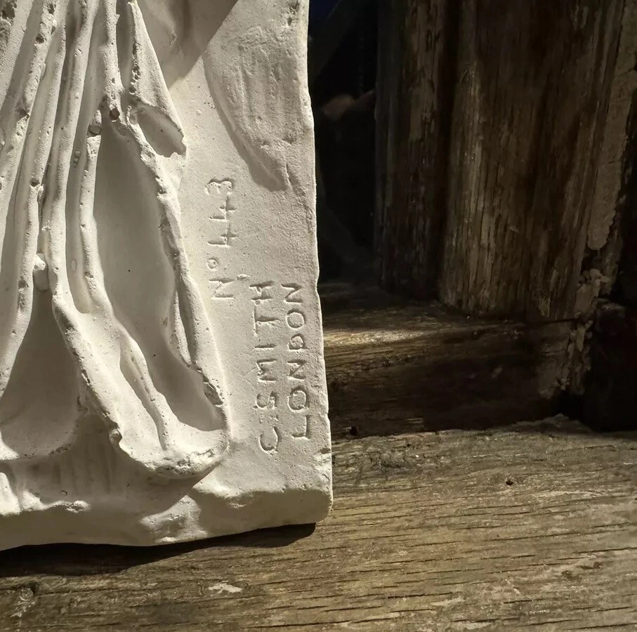 Sandalia Nike Arquitectónica Salvamento/Decorativa Antigua. Yeso fundido Foto 2 de 3