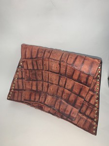 red crocodile bolsa