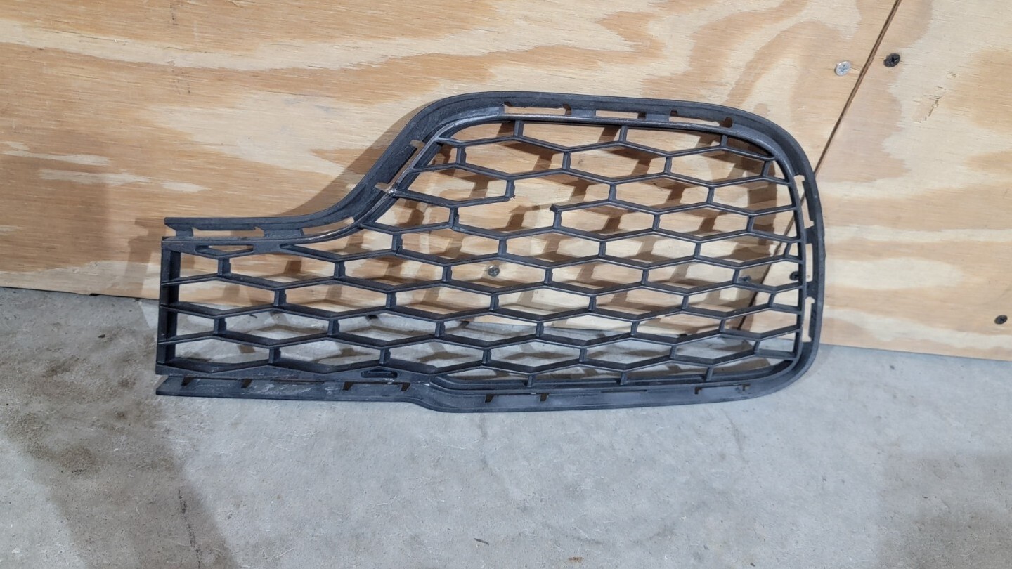 2014 2015 2016 2017 Maserati Ghibli Front Inner Right Bumper Grille Insert OEM 