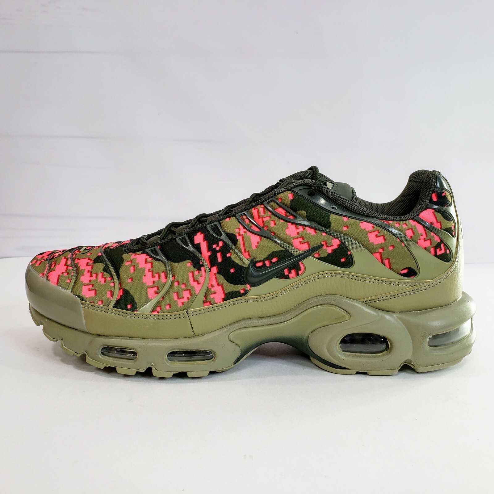 air max plus digi camo olive