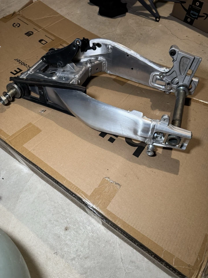 Brazo basculante Yamaha MT-09 Sp 2024 OEM buen estado Foto 2 de 4