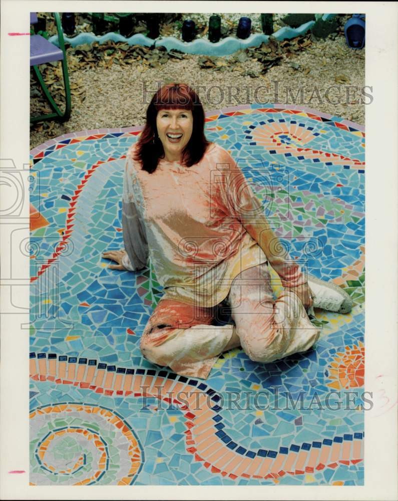 1995 Press Photo Barbara Hill sits on colorful tile patio of her own design, TX
