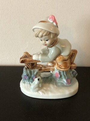 Vintage Keramik Figur eines Jungen auf einem Pfahl mit einem Frosch