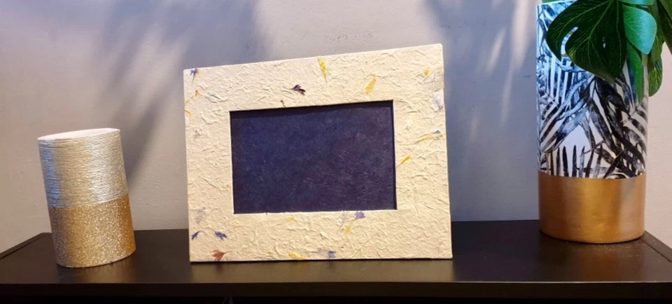 Handmade Nepalese Lokta Paper Photo Frame (photo size 14x9cm) - Image 2 of 4