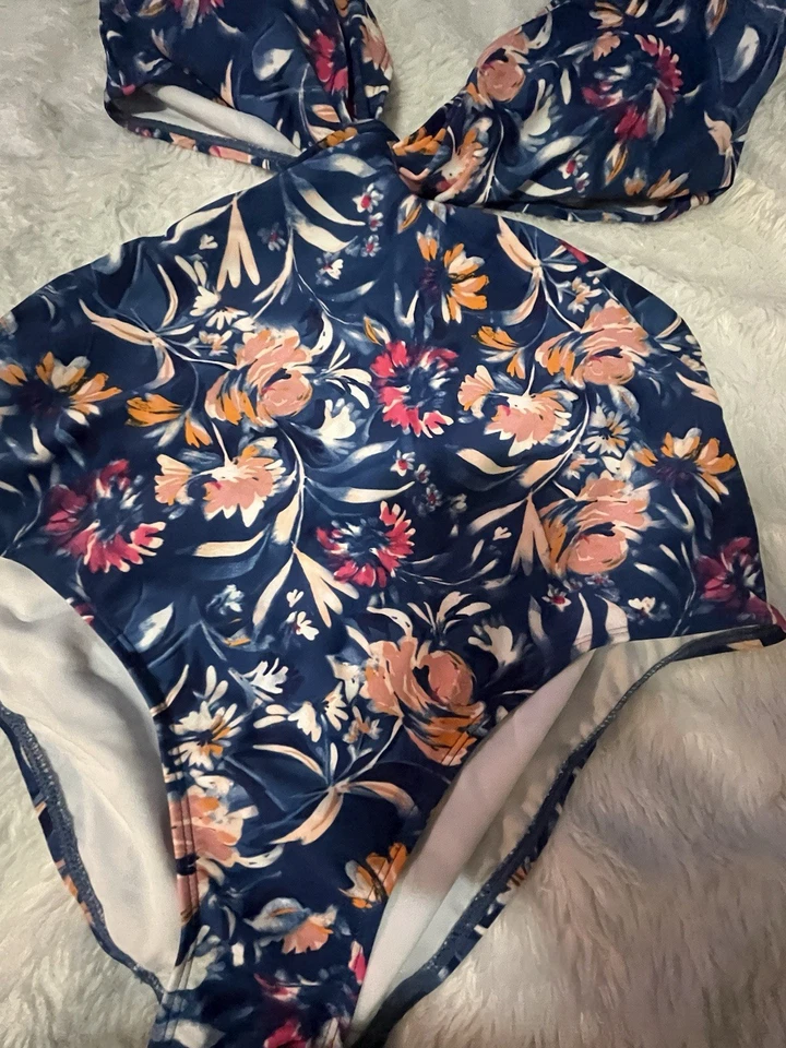 Traje de baño floral azul marino talla 12 Daisy Fuentes muy sexy twist Foto 2 de 4