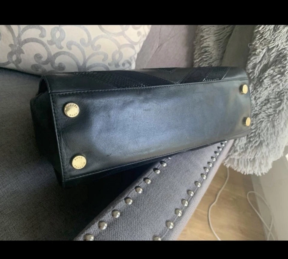 Bolsa de couro preta elegante Michael Kors com alças de corrente douradas - Imagem 4 de 4