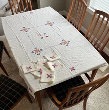 Lagartera Embroidered  Linen Table Cloth & Napkins  Vtg 70 x 55 Rectangle