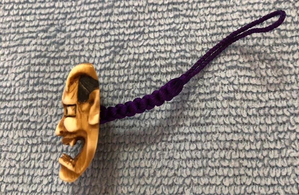 Antigua escultura japonesa tallada en madera de Netsuke Hannya Demon firmada por Inro Ojime Foto 2 de 4