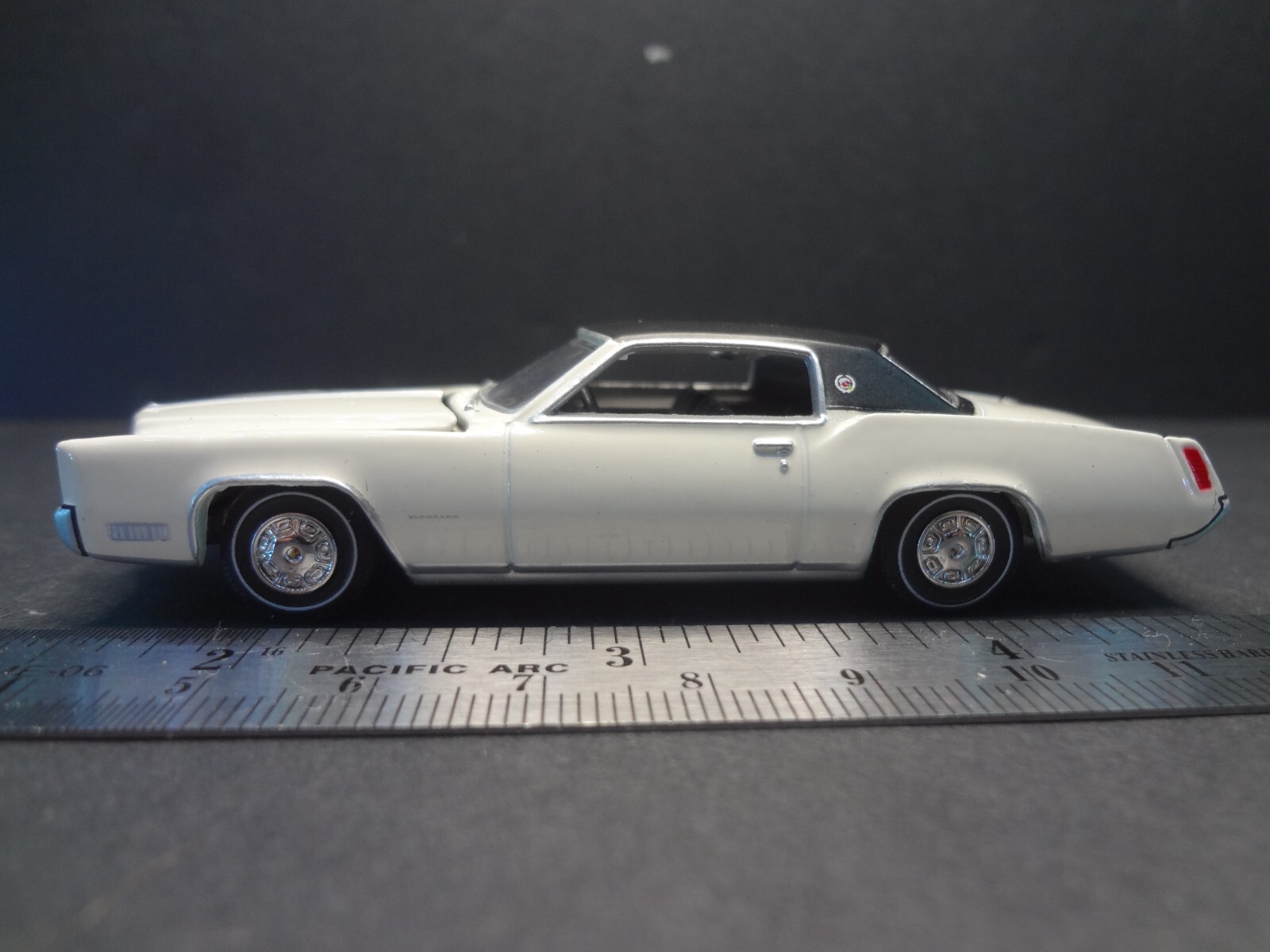 Auto World 1967 Cadillac Eldorado grecian white - Loose 1:64