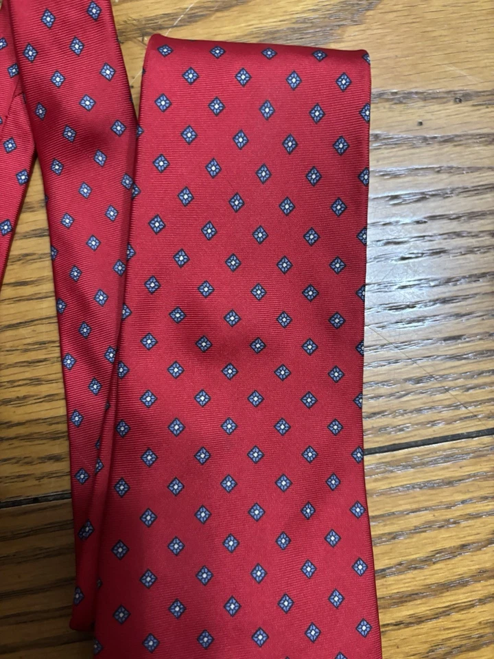 Мужской итальянский шелковый галстук Oliver Hunt.  Красный с маленьким синим/зеленым бриллиантовым принтом - Изображение 2 из 4