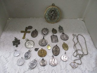LARGE LOT 25 VINTAGE CATHOLIC RELIGIOUS HOLY MEDALS PENDANTS