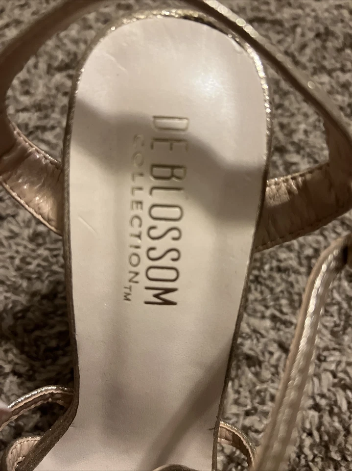 Tacones de espiga dorada, colección De Blossom, talla 7 1/2 Foto 2 de 4