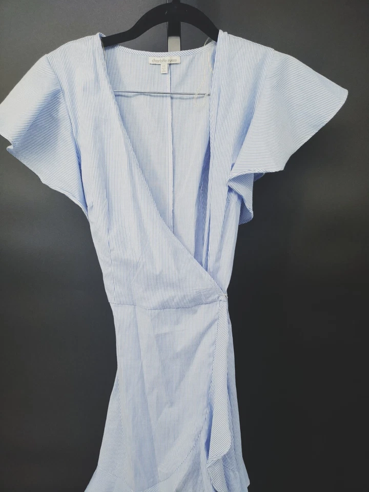 Vestido envolvente Charlotte Russe XS azul claro a rayas con volantes manga aleada fluida Foto 2 de 4