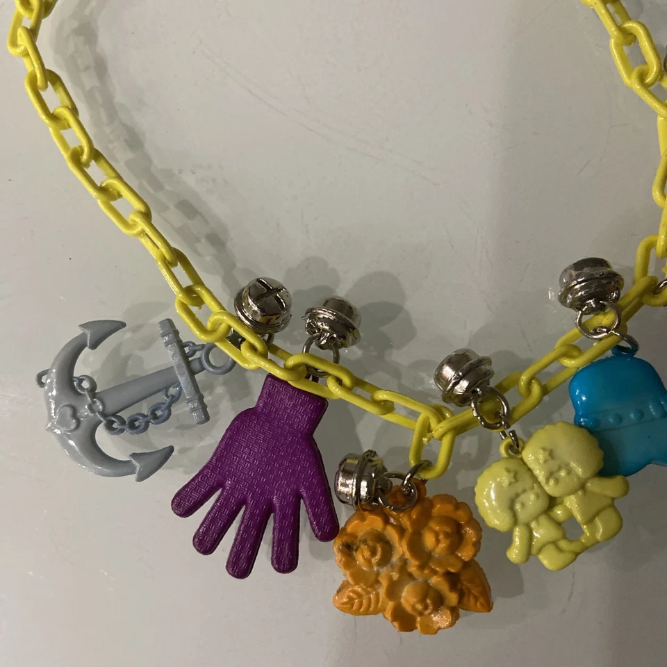 Collar con 8 dijes vintage años 80 clip campana dijes, cadena amarilla Foto 2 de 4