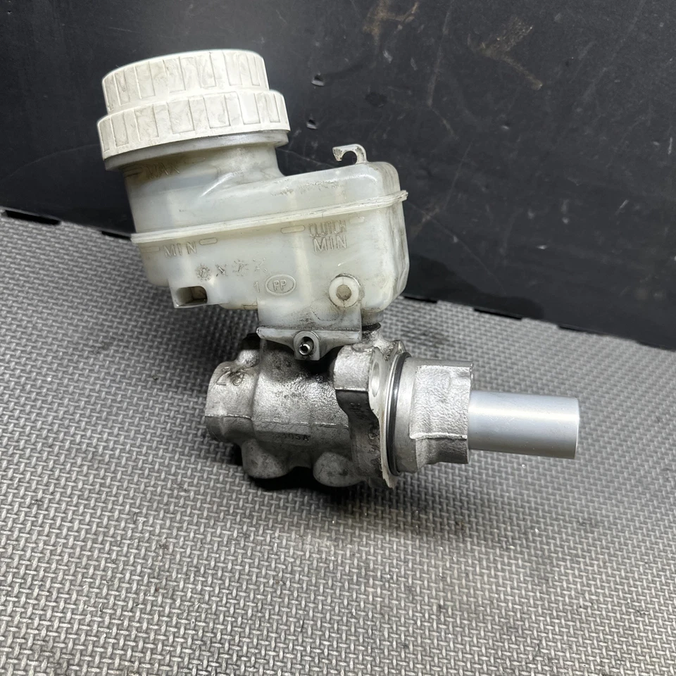 Б/у главный тормозной цилиндр Mitsubishi Eclipse 2006 2,4 л автомобильный полный привод - Изображение 4 из 4