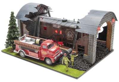 MENARDS CALAMITY CABOOSE ON FIRE W/ SMOKE! O GAUGE BUILDING FIRE TRUCK & MEN