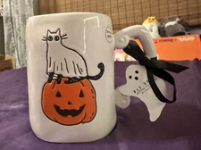RAE DUNN HALLOWEEN COFFEE MUG w/GHOST CAT on PUMPKIN “FELINE SPOOKY” NEW