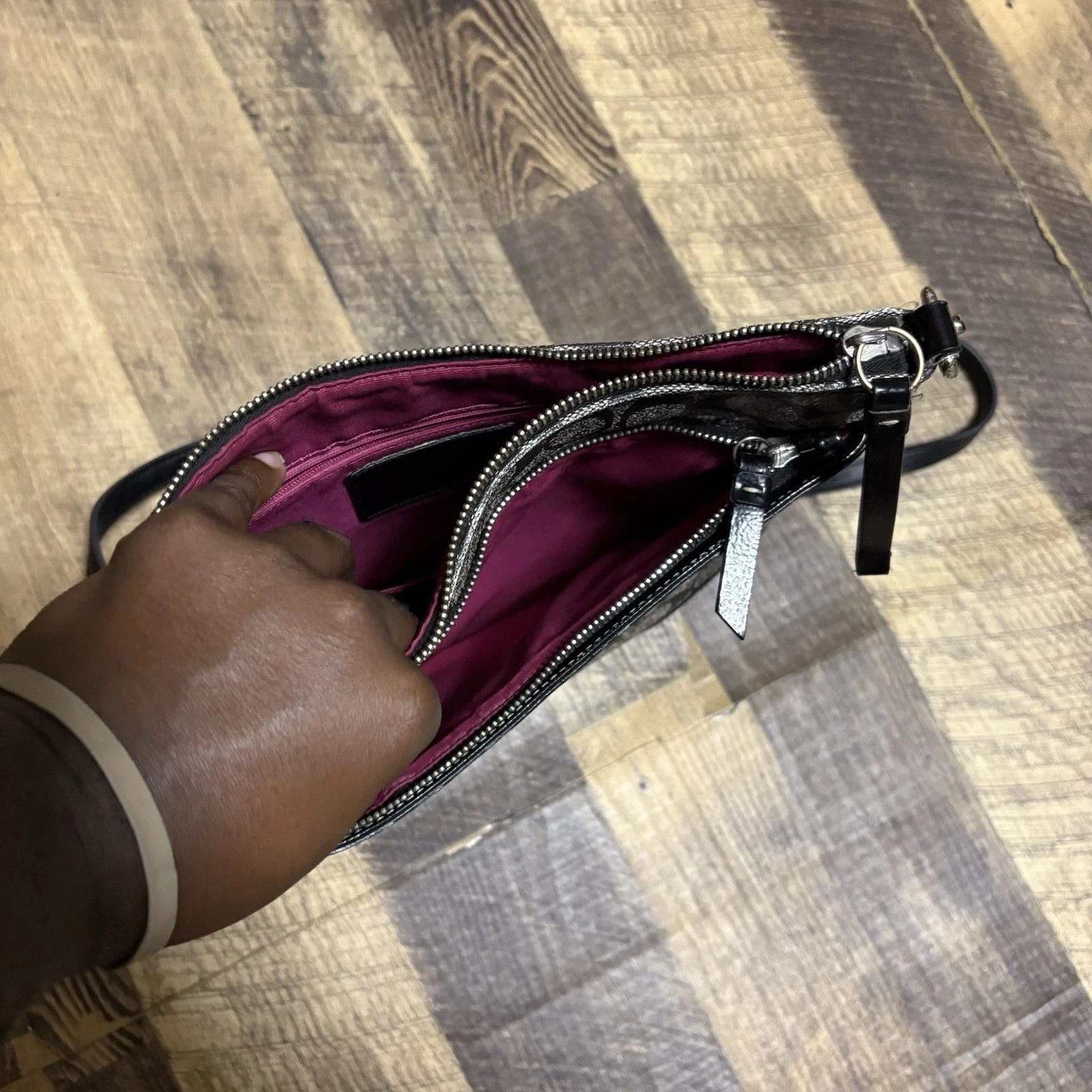 Borsa a tracolla Coach Peyton Signature File F18926 nero fumo e bordo in pelle