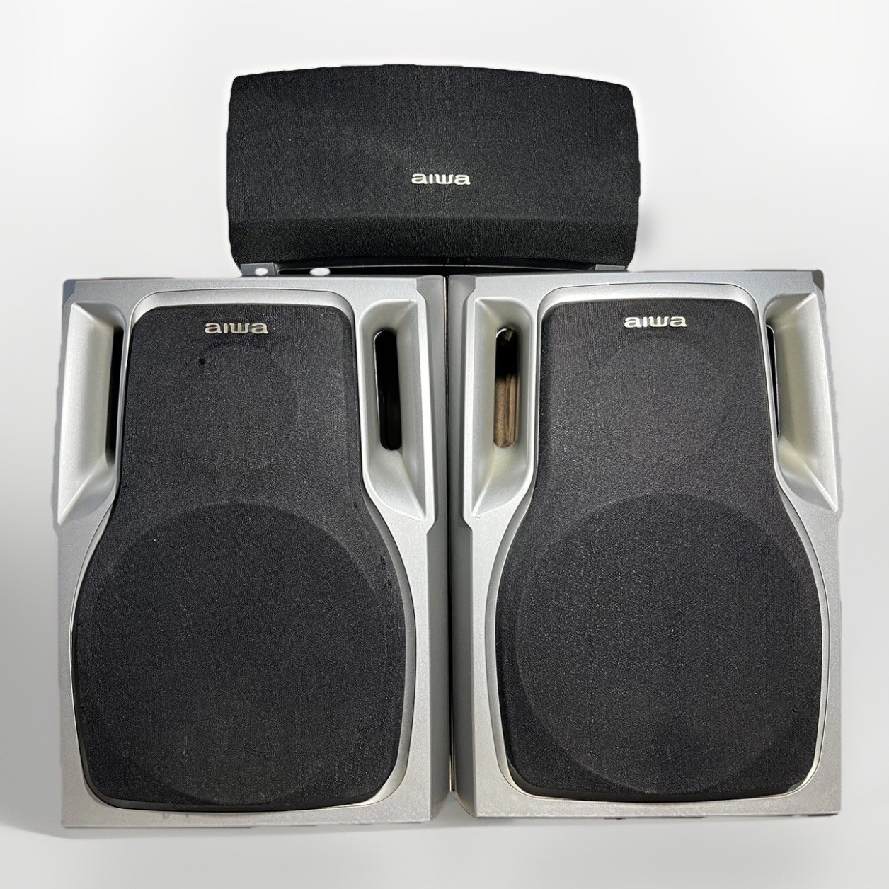 PAIR OF AIWA SX-NA335 and SX-C605 STEREO SPEAKERS 40 WATT GR