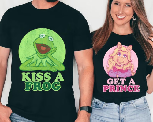 Kiss Me T-Shirt Easy Funny Frog Prince Halloween Costume Tee Kiss Me T-Shirt Easy Funny Frog Prince Halloween Costume Tee