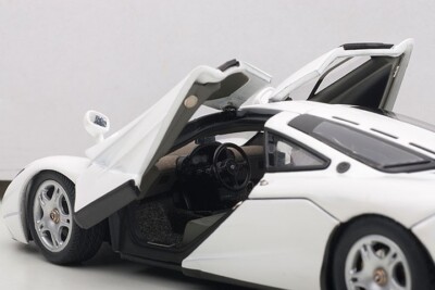 1/43 Mclaren F1 White With Openings Diecast Model Car By AUTOart