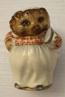 Vintage Porzellan Mrs Tiggywinkle Beatrix Potter Figur von Beswick um 1980
