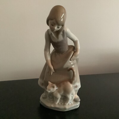 Lladro #1187 Porcelain Figurine “Little Girl With Cat” RETIRED