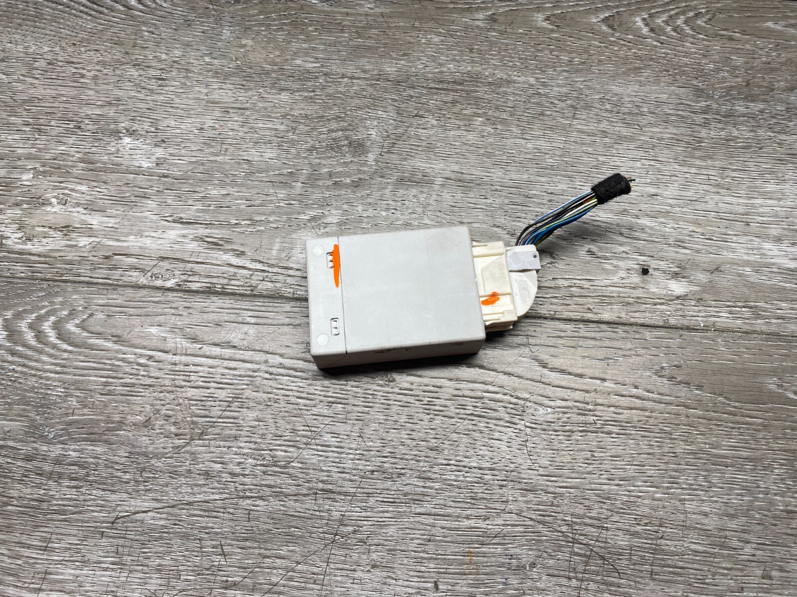 MÓDULO DE CONTROL BOMBA SUSPENSIÓN NEUMÁTICA BMW E70 E71 X5 X6 0713