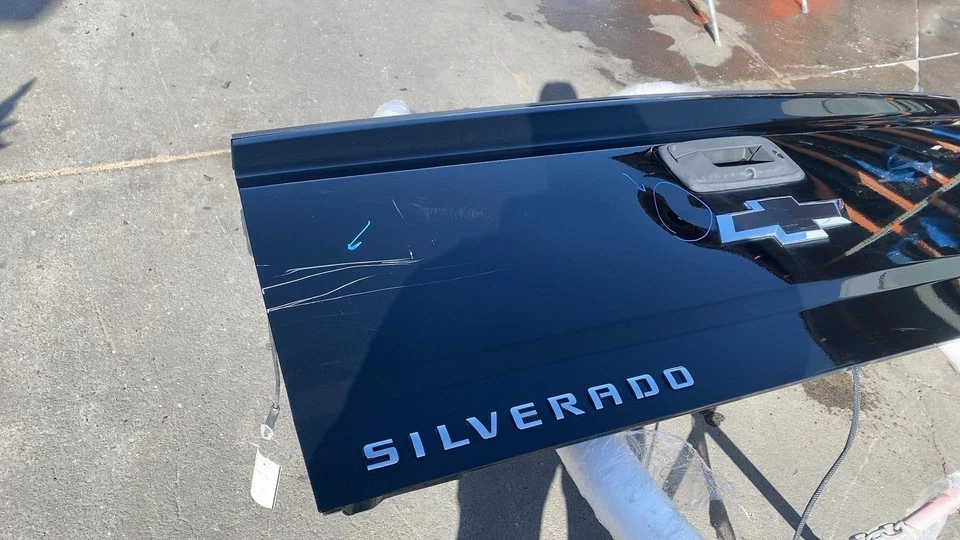 2015-2019 CHEVY SILVERADO 1500 TRUNK LID TAILGATE W/ CAMERA OEM Lid Black U8555 - Imagem 2 de 4