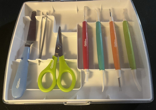 Wilton 7 piece Cake Decorating Tool Kit for Fondant & Gum Paste--pre-owned