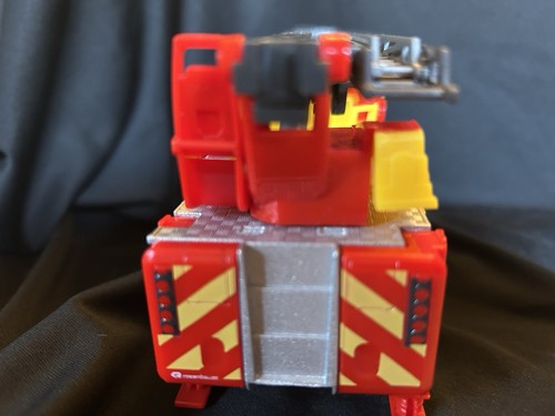 Majorette - Grand Series Volvo Fire Engine 19 cm (1:43 Scale) Sounds and Lights - Picture 5 of 7
