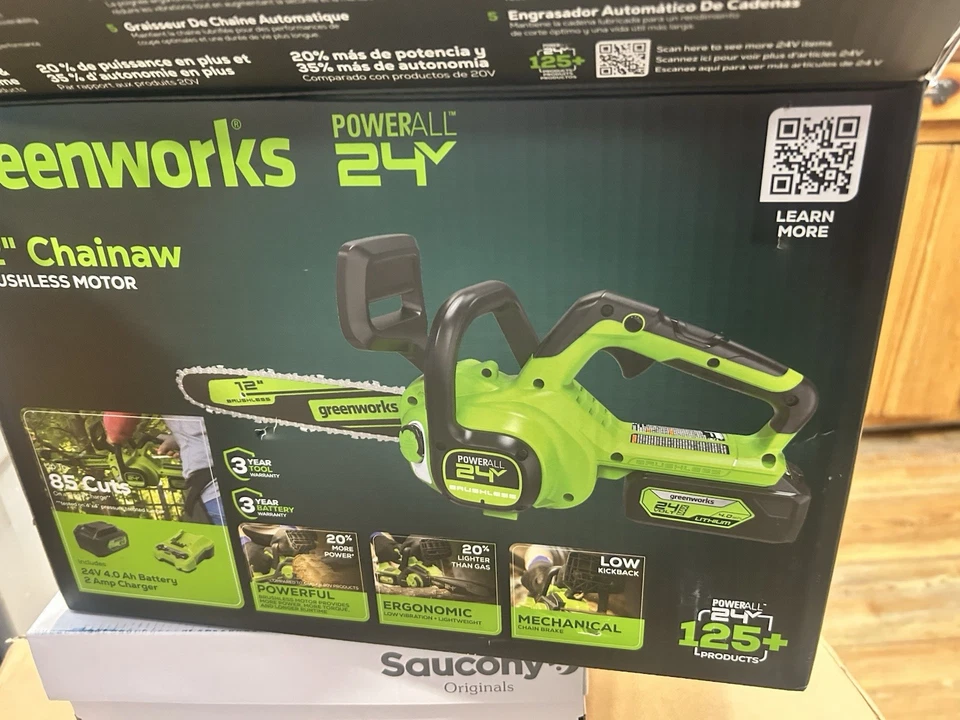 Motosierra compacta inalámbrica sin escobillas Greenworks 24V 12" batería y cargador de 4,0 Ah Foto 2 de 4