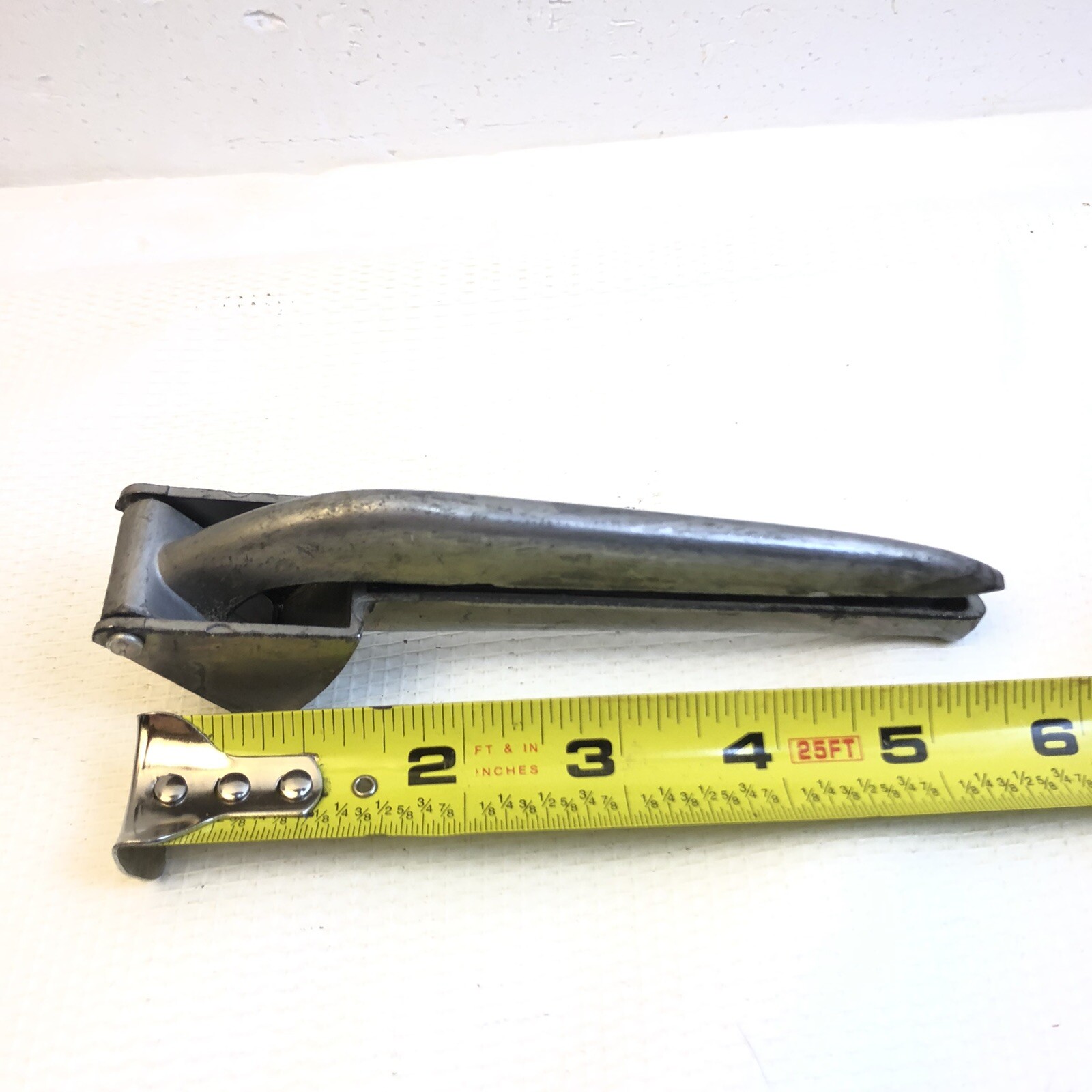 VINTAGE GARLIC Hand PRESS Cook Chef ALUMINUM KITCHEN GADGET TOOL TAIWAN 5.5