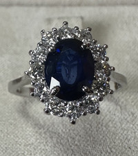 ANELLO IN ORO BIANCO 18 kt. CON DIAMANTI NATURALI E ZAFFIRO BLU DI TAGLIO OVALE