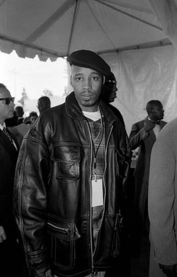Rapper Warren G Poses for photos on the red carpet at the Shrine A- Old Photo 2