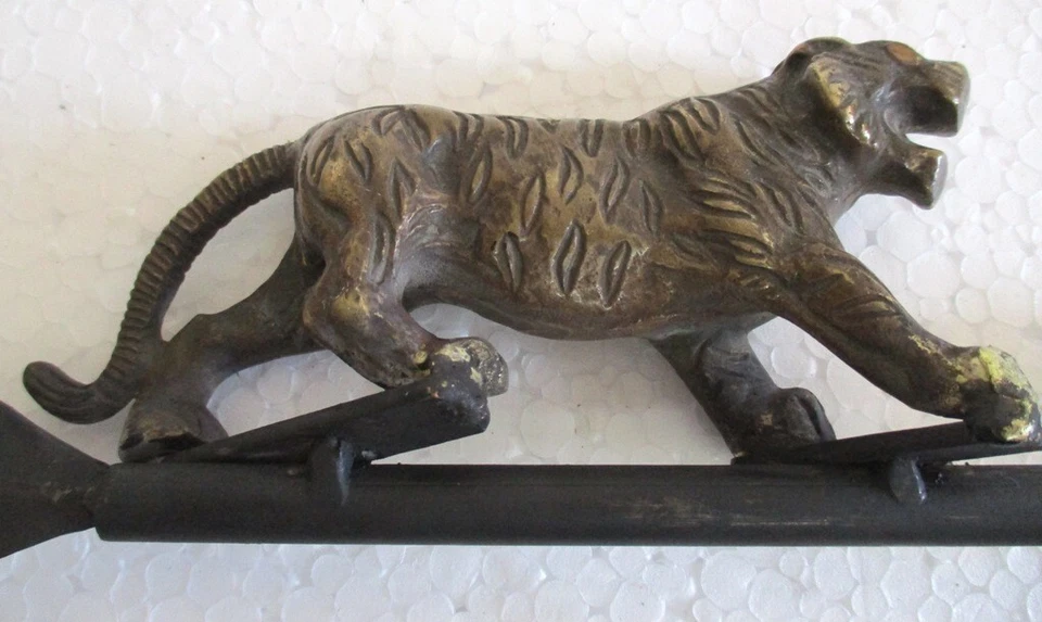 Valetas de bronce Tiger. Detallado Foto 3 de 4