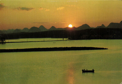 PC PHILIPPINES, SUNSET OVER RED MAPLE LAKE, Modern Postcard (b43090)