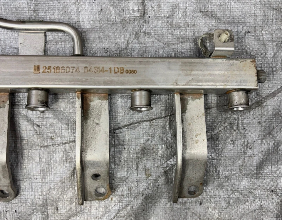 Chevrolet Sonic 2012-2018 1,8 L carril de motor riel de combustible 25186074 OEM Foto 2 de 4