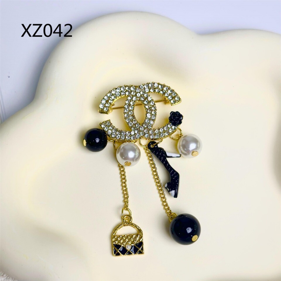 Christmas birthday gift: Jewelry crystal, rhinestone pearl brooch (with box)
