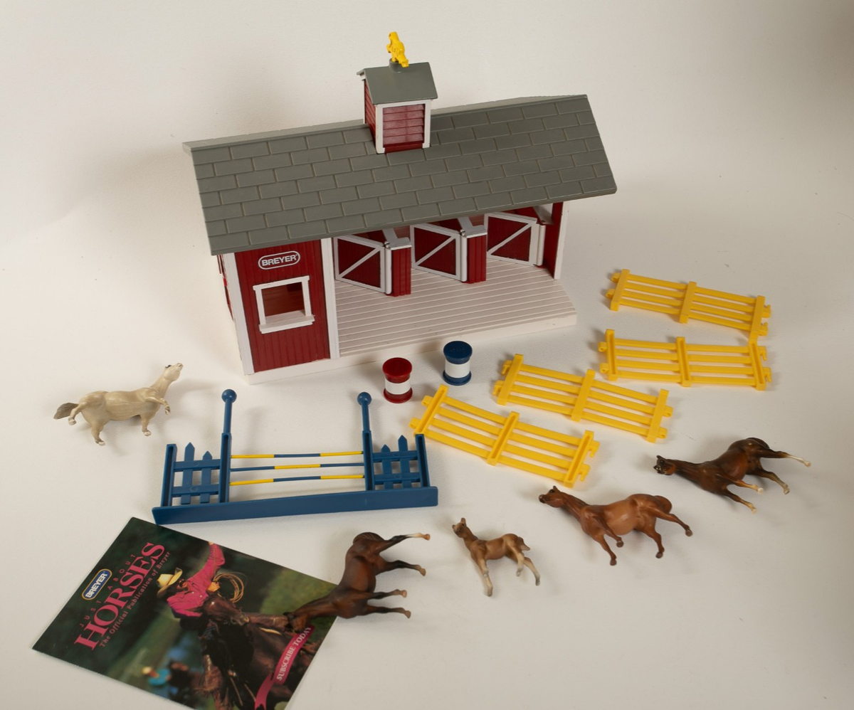 Breyer Horse Stable Mates Barn w/5 Horses (P3L/JSF6) Vintage