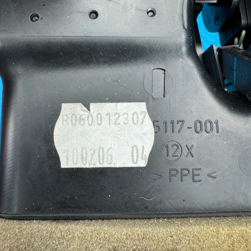 2006–2011 BMW 325i E90 Rear Center Dashboard Air Vent OEM 6932023 6932024 - Image 2 of 4