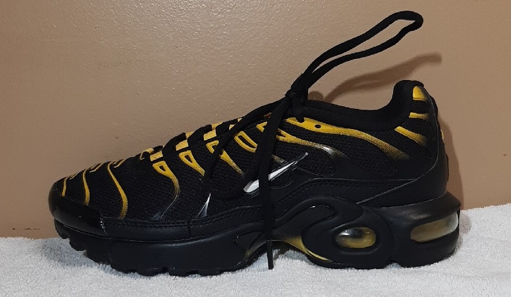 nike air max plus black vivid sulfur